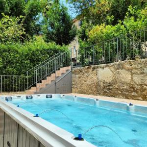 Arpino达皮诺伊尔骑士酒店的后院设有大型热水浴池和楼梯
