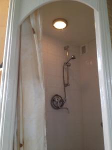 Nederhorst den Berg斯皮格尔普拉斯湖滨一室公寓 的浴室内配有淋浴帘。