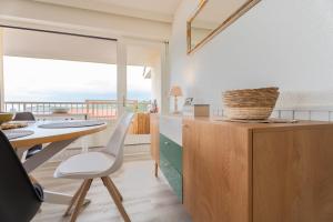 昂代Atlantic Selection - Vue panoramique sur l'océan avec Parking的一间厨房和带桌子的海景用餐室