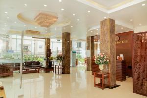 三岛县Eden Tam Dao Hotel - Lovely Hotel in Tam Dao的酒店大堂,在地板上种有鲜花