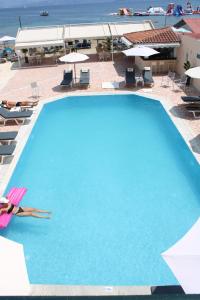 卡沃斯Stavros Beach Resort的躺在游泳池边的女人
