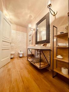 巴罗洛Suite Villa Aurelj的一间带水槽、卫生间和镜子的浴室