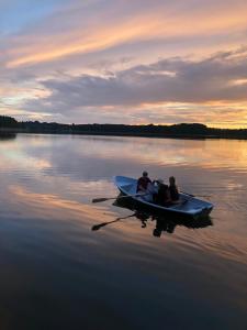 GinučiųPušų gaudyklė的日落时分两人在湖上乘船