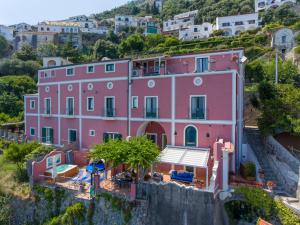 普莱伊亚诺Palazzo Rocco - Golden Suite - Praiano - Amalfi Coast的山边的粉红色房子