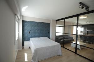 萨拉戈萨Espectacular loft lleno de luz y espacio!的一间卧室设有一张床和一间客厅。