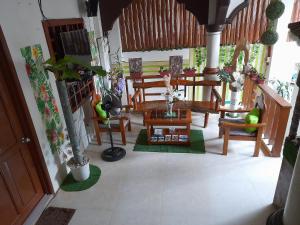 爱妮岛MilVir Tourist INN的客厅配有桌椅和植物