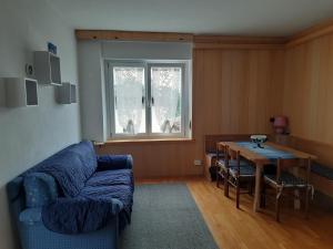 丰多Appartamento a 1000 metri的客厅配有蓝色的沙发和桌子