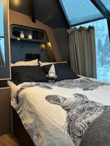 罗瓦涅米Vikajärvi Lake View Experience Igloos的一间卧室,配有一张床,上面有斑马