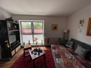 普劳恩Möblierte Wohnung für Geschäftsreisen/Ferienwohnung Plauen Stadtmitte的客厅配有沙发和桌子