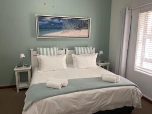 克莱因蒙德Footprints in Kleinmond的一间卧室配有一张大床和两个枕头