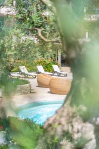 菲乌米奇诺Hotel Isola Sacra Rome Airport的公园里一组椅子和一个游泳池