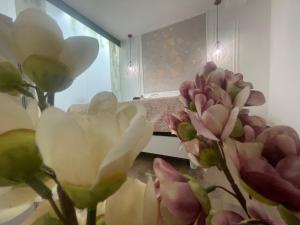 泰拉西尼Amantea Monument的有一束鲜花在窗户的房间