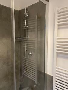 罗马Colosseo Living Suites的浴室里设有玻璃门淋浴