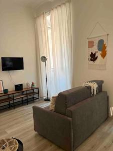 罗马Colosseo Living Suites的带沙发和平面电视的客厅