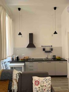 罗马Colosseo Living Suites的带沙发和台面的厨房