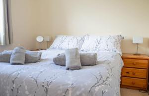 斯塔芬Alan's House的卧室配有白色的床和枕头。
