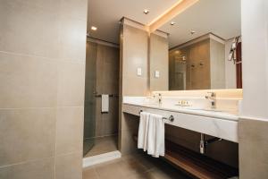 亚松森Palmaroga Hotel的一间带水槽和镜子的浴室