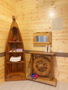 福兴薔薇谷 民宿字108號的一间带木轮的小木屋