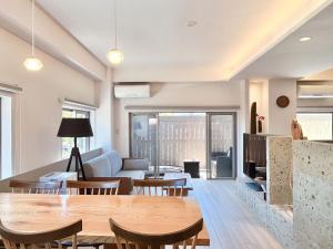 伊东Smart Stay Ito 201的客厅配有桌子和沙发
