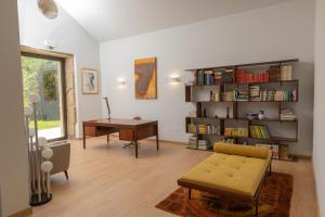 辛方伊什QUINTA ALTO DO RIO的客厅设有书架和书桌