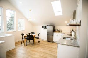 盐湖城Life Elevated Loft: Bright, Prime Location + SAUNA的厨房配有桌椅和冰箱。