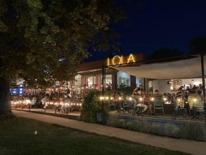 盐湖城Life Elevated Loft: Bright, Prime Location + SAUNA的一群人晚上坐在餐馆里