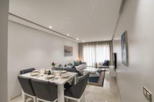阿加迪尔New Sea Front Apartment 135mq with Unlimited Wi-Fi的客厅配有桌椅和沙发