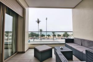 阿加迪尔New Sea Front Apartment 135mq with Unlimited Wi-Fi的客厅配有沙发和桌子