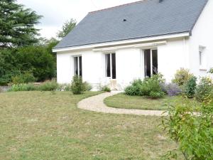 阿姆博斯Clos Fleuri : Amboise Home with Amazing Gardens的院子前有走道的白色房子