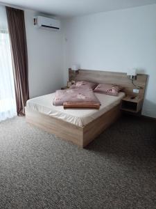 百乐费利克斯king的一间卧室配有带粉红色枕头的床。