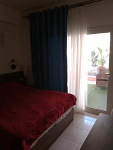 赫尔格达Mashrabeyа Chalet的一间卧室设有一张床和一个滑动玻璃门