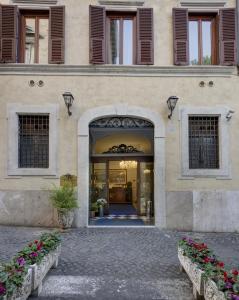 罗马法尔内塞利兹但萨酒店的前面有两长椅的建筑物入口