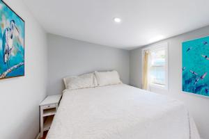 普里茅斯Magic on Micajah的白色的卧室设有床和窗户
