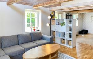 卡尔马Stunning Home In Kalmar With Kitchen的客厅配有沙发和桌子