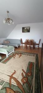 Rychtyńska Cisza的带沙发和地毯的客厅