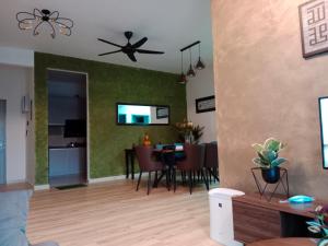 怡保Muslim Homestay at Meru Ipoh With Swimming Pool & Free Parkings的客厅配有桌子和吊扇