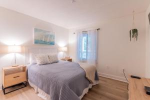 希尔顿黑德岛Coastal Luxe Villa by the Beach的白色的卧室设有床和窗户