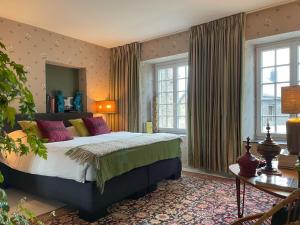 DaverdisseL'Art de la fugue的一间卧室设有一张大床和两个窗户。