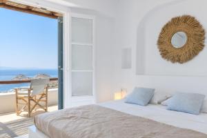 卡拉法蒂斯Villa Sea Angels的一间卧室配有一张床,享有海景