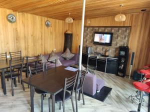乔尔蓬阿塔В Гостях на Иссык-Куле的客房设有桌子、沙发和电视。