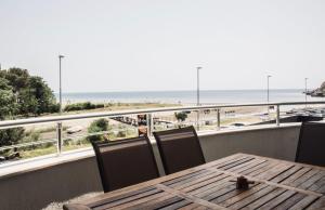 乌尔齐尼艺术公寓的海滩景阳台配有桌椅