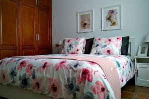 TinguatónCasa Guiguan的一间卧室配有一张带花卉床罩的床