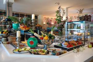 吕本瑙SPREE. Hotel am Hafen的自助餐,包括水果和蔬菜在柜台上