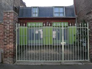 梅尔·莱斯·拜恩斯La Maison Verte 71 m²的砖楼前的铁门