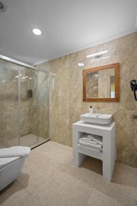 博德鲁姆Costa Viva Bodrum的浴室配有卫生间、盥洗盆和淋浴。