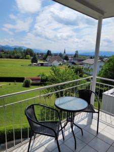 赫尔布兰茨Gästezimmer Suppan的享有田野美景的阳台上配有桌椅