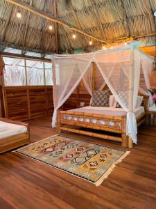 圣玛尔塔Salvia Madre的一间卧室配有一张带蚊帐的床