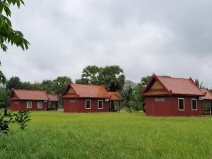 磅湛Toek Chha Temple Resort的一群田野中的红房子