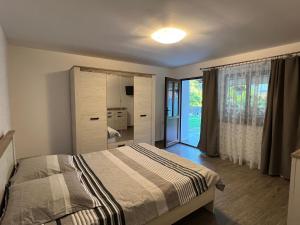 克尔茨什瓦拉乡CASA ANDREI的一间卧室设有一张床和一个滑动玻璃门