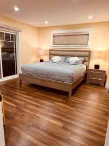 夏洛特顿Lotus Moon的一间卧室配有一张铺有木地板的床。